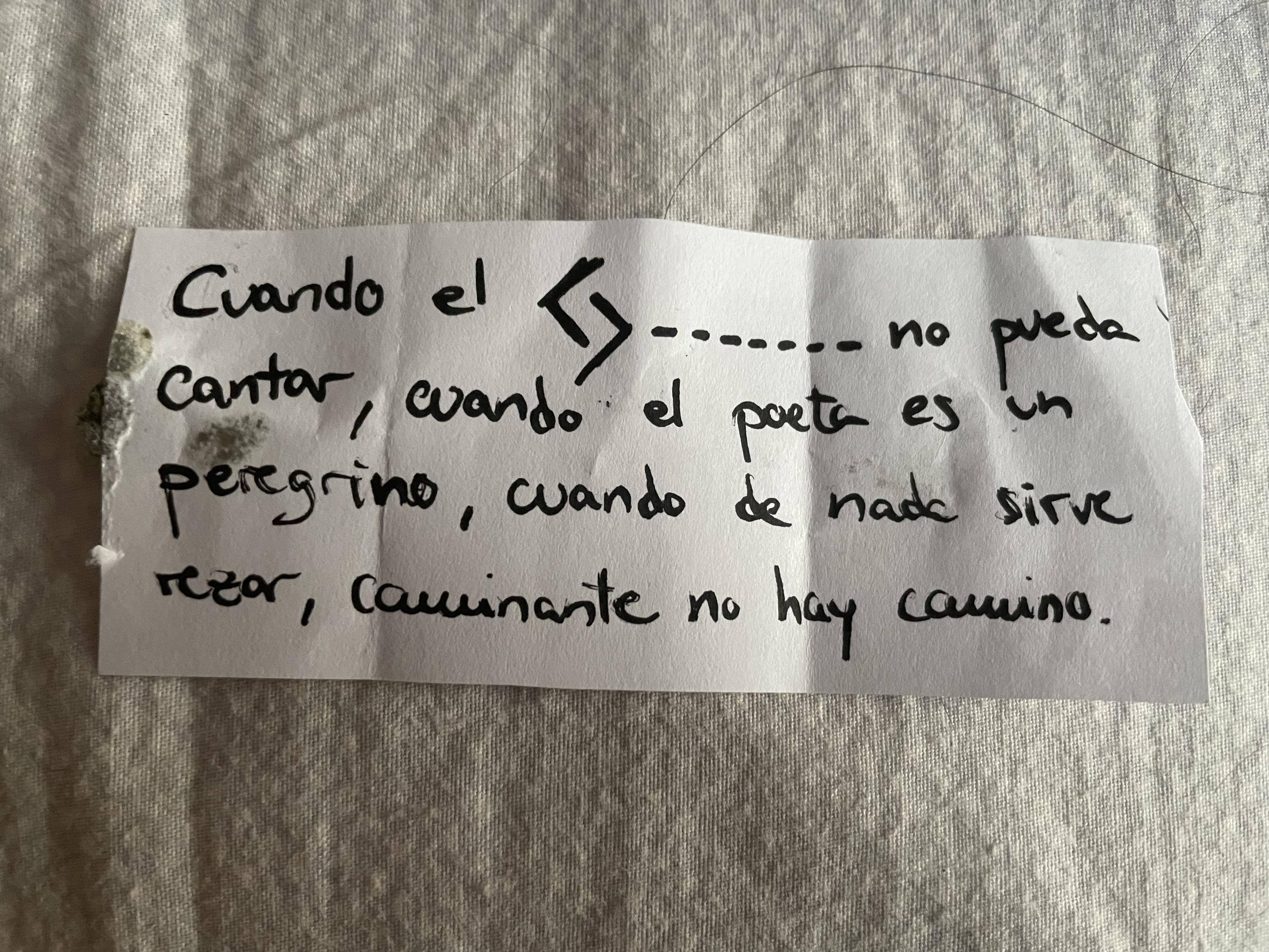 Texto en la nota: "Cuando el J… no pueda cantar, cuando el poeta es un peregrino, cuando de nada sirve rezar, caminante no hay camino." La J en alfabeto rúnico.
