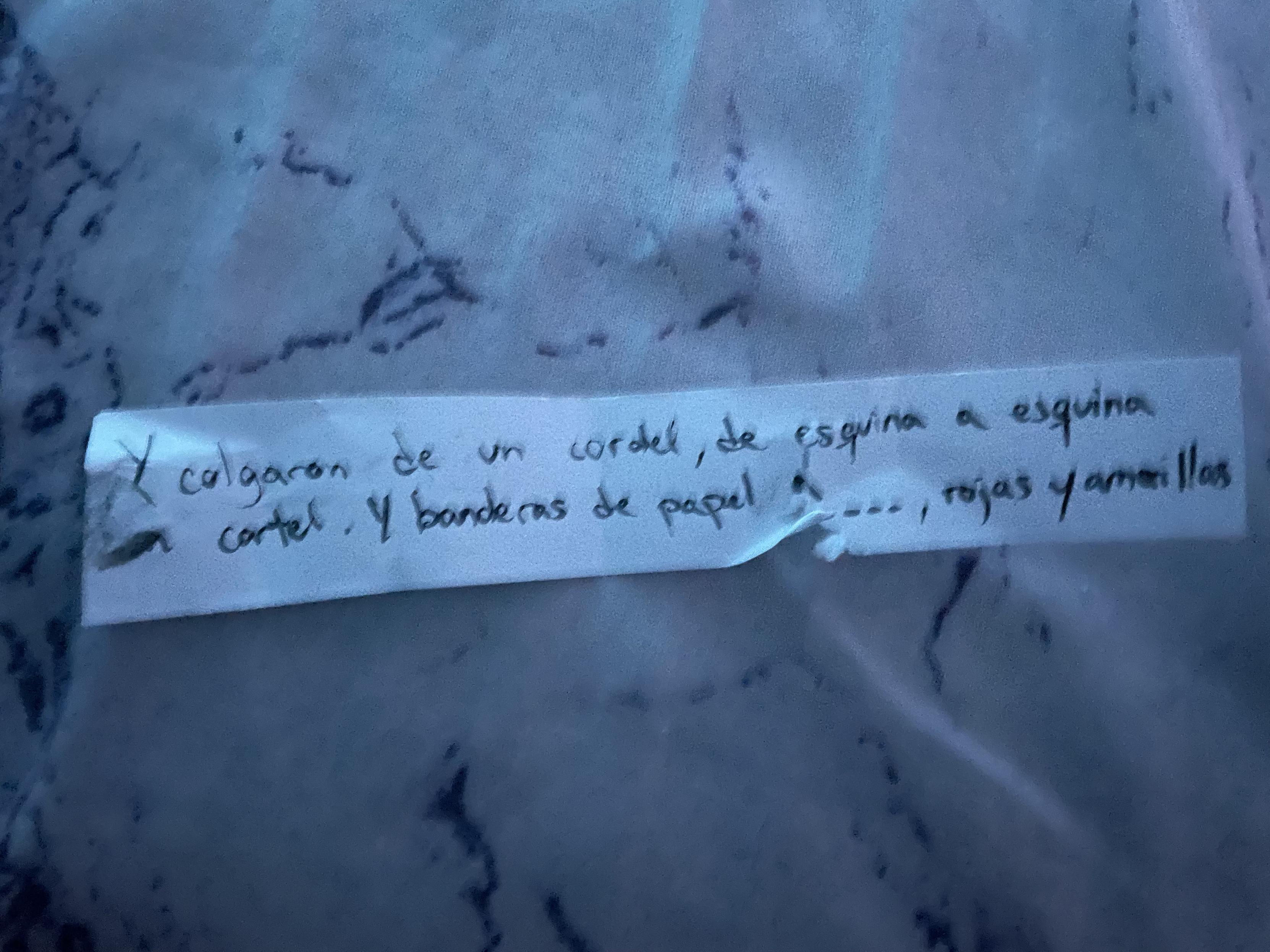 Un papel arrugado con un fragmento de la letra de Mediterráneo. Se incluye una runa dentro de la letra.